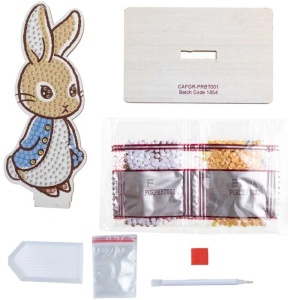 Set Crystal Art Peter Rabbit – suport din lemn decorativ acoperit cu cristale colorate, inspirat din lumea fermecată Beatrix Potter.