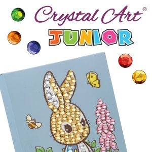 Kit Crystal Art Junior Big Peter Rabbit cu pânză adezivă preimprimată, cristale mari colorate, tavă de lucru și instrumente pentru realizarea unui tablou strălucitor de 20 x 25 cm.