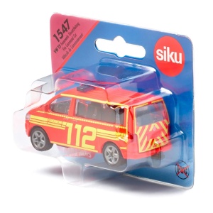 Model miniatural SIKU 1547 Volkswagen T5 Pompieri, cu caroserie metalică, hayon funcțional, cârlig de remorcare și detalii inspirate de vehiculele reale de intervenție.