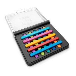 Joc de logică IQ Stixx de la Smart Games cu tablă compactă, 10 piese tip bețe și broșură cu 120 de provocări și soluții, prezentat în cutie cu capac transparent.