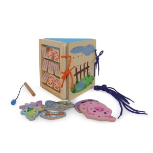 Joc multifuncțional din lemn small foot cu pescuit magnetic, animale de fermă, șnururi pentru înșirare și activități motrice educative pentru copii.