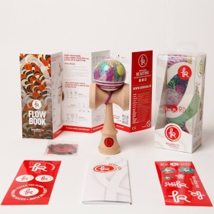 Kendama Record Liquid Love Sticky MC – kendama premium din lemn de fag, finisaj Sticky Match Clear, echilibru excepțional și design violet inspirat de ocean.