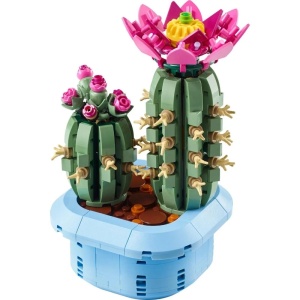 Model LEGO Botanicals Cactus înflorit cu flori roz și ghiveci albastru pastel, construit din 482 de piese și expus ca decorațiune modernă pentru cameră sau birou.