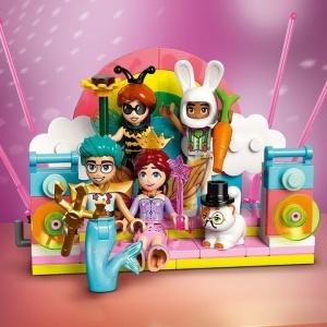 Set LEGO Friends Bal mascat cu unicorn și zână, cu personaje costumate, scenă de petrecere, pupitru DJ și cabină foto pentru aventuri creative și povești pline de magie.