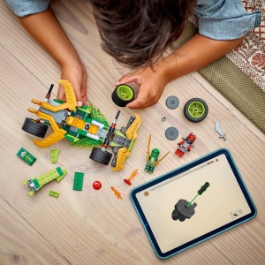 LEGO NINJAGO Mașina de curse cu motor cu arc a lui Lloyd 71828, vehicul ninja cu funcție pull-back, minifigurine și accesorii pentru curse și bătălii spectaculoase.