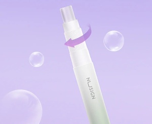Lipici tip creion violet NUSIGN DELI de 2,2 g cu clips integrat, destinat activităților școlare, colajelor și proiectelor creative realizate din hârtie și carton.