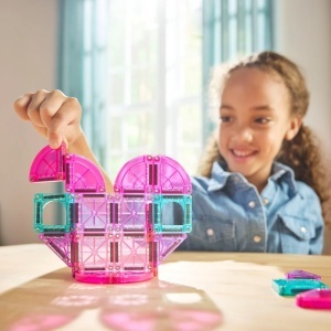 Set MAGNA-TILES microMAGS Heart to Heart cu 26 de piese magnetice în nuanțe de roz, turcoaz și violet, incluzând ferestre arcuite și piese în formă de sfert de cerc pentru construcții creative.