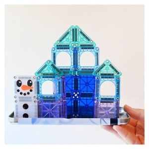 MAGNA-TILES microMAGS Winter Wonder Travel Set – set magnetic de 26 piese translucide inspirate de iarnă, ediție limitată, perfect pentru construcții creative acasă sau în călătorii.