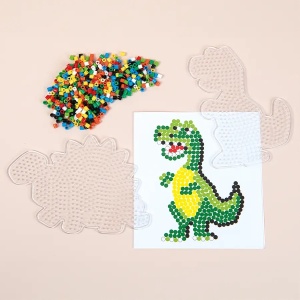 Set Playbox cu planșete transparente pentru mărgele de călcat și modele de dinozauri Tyrannosaurus Rex și Stegosaurus, destinat activităților creative pentru copii.