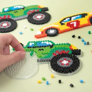 Set Playbox cu mărgele de călcat, două planșete transparente și modele cu mașină de curse și camion, conceput pentru realizarea creațiilor decorative inspirate de vehicule.