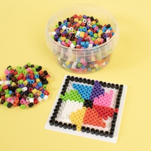 Borcan Playbox cu mărgele tubulare în 10 culori mix, aproximativ 1000 bucăți, ideal pentru proiecte de artizanat și creații DIY.