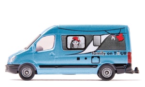 Machetă SIKU 1559 campervan albastru cu imprimeu Familie în Tur, realizată din metal și plastic, reprezentând o rulotă modernă pentru călătorii și aventuri.