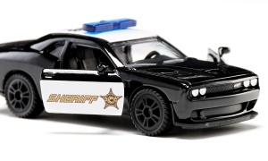 Model miniatural SIKU 1584 Dodge Challenger SRT County Sheriff, cu design inspirat de vehiculele șerifului american, uși care se deschid și detalii realiste din metal și plastic.