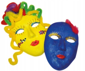 Copii decorând măști albe din hârtie Playbox cu carioci, vopsele și accesorii creative, dezvoltând imaginația și creativitatea prin joacă.