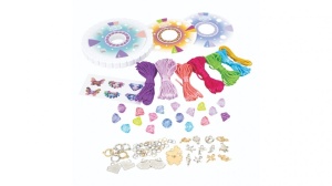Set creativ Nebulous Stars Brățările Prieteniei Coralia cu șnururi colorate, pandantive decorative, mărgele, închizători și accesorii pentru realizarea a șase brățări personalizate.