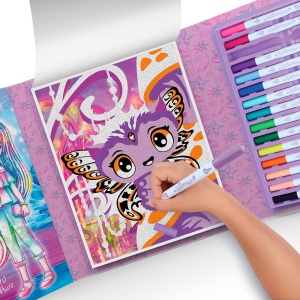 Carte Nebulous Stars pentru colorat după număr, cu 36 de pagini ilustrate și 15 markere cu vârf dublu, destinată activităților creative și dezvoltării atenției la detalii.