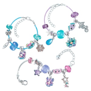 Set creativ Nebulous Stars pentru realizarea brățărilor, conținând brățară metalică reglabilă, brățări cu șnur, pandantive decorative, mărgele colorate și cutie magnetică de depozitare.