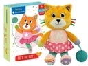 Pisicuță de pluș Clementoni realizată din materiale textile moi, cu minge zornăitoare atașată și ambalată într-o cutie cadou decorată reutilizabilă.
