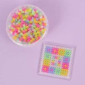 Playbox Beads in jar transparent – mărgele tubulare colorate în borcan transparent, amestec strălucitor de culori reci pentru proiecte creative.