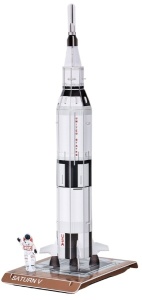 Puzzle 3D CubicFun Saturn V Rocket alcătuit din 24 de piese, reprezentând celebra rachetă spațială Saturn V într-un model detaliat pentru construcție și expunere.