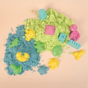 Cutie Playbox Play Sand cu nisip colorat verde și albastru, 14 matrițe și geantă practică – activitate senzorială și educativă pentru copii.