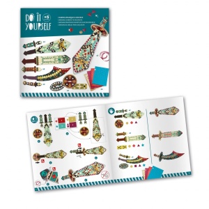 Set creativ Djeco cu trei săbii din carton decorate cu autocolante metalice tip mozaic în stil pirat, cu efect strălucitor și detalii colorate.