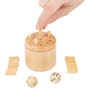 Joc din lemn Super Six Dice Game Small Foot cu compartimente numerotate, bețe colorate și zaruri, conceput pentru jocuri de strategie și noroc.