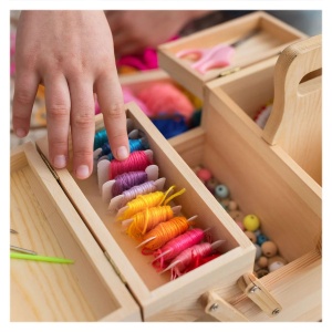 Cutie din lemn Activity Box Sycomore cu fire colorate, andrele, croșetă, ace, fetru, nasturi și accesorii pentru cusut, tricotat și croșetat.