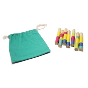 Joc Activity Islands de la BS Toys cu 7 covorașe colorate, 7 bețișoare din lemn și săculeț textil, conceput pentru jocuri de mișcare, atenție și rapiditate.