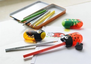 Ascuțitoare Faber-Castell cu design Pește, două orificii pentru creioane standard și Jumbo, recipient pentru reziduuri și radieră integrată.