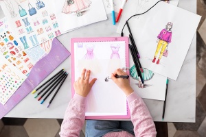 Set Sycomore Artissimo pentru design vestimentar, cu tabletă luminoasă A4, modele de modă, creioane acuarelabile, markere și stickere.