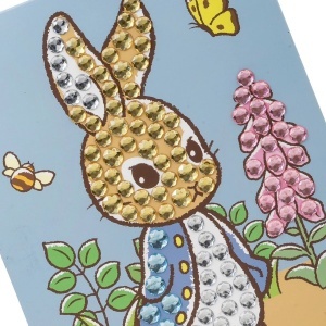 Kit Crystal Art Junior Big Peter Rabbit cu pânză adezivă preimprimată, cristale mari colorate, tavă de lucru și instrumente pentru realizarea unui tablou strălucitor de 20 x 25 cm.
