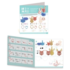Set creativ Dazzlers cu materiale pentru realizarea a trei coliere handmade, pandantive din pâslă care se deschid, mărgele colorate și accesorii pentru cusut și personalizare.
