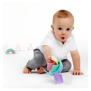 Dena Rainbow Pastel, curcubeu senzorial din silicon alimentar cu 6 piese în culori pastelate, pentru dentiție, stivuire și joacă creativă Montessori și Waldorf.