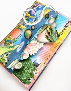 Cartea pop-up Formidabila carte cu broaște și alte creaturi acvatice, cu ilustrații detaliate ale broaștelor, crocodililor și altor animale care trăiesc în zonele umede.