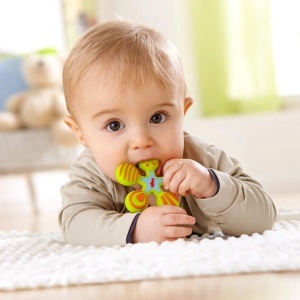 Jucăria senzorială HABA Baby Verde din silicon, cu texturi variate pentru stimularea senzorială și calmarea gingiilor în perioada dentiției, ideală pentru bebeluși și mâinile lor mici.