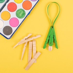 Jumătăți de clești de rufe din lemn Playbox – accesorii ideale pentru proiecte handmade, craft și decorațiuni naturale.