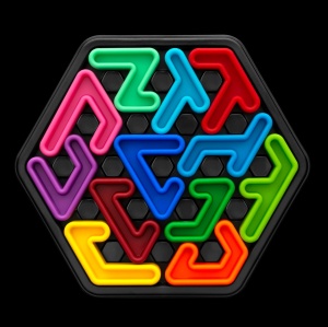 Joc IQ Deluxe Hexagon de la Smart Games cu tablă de joc hexagonală, 12 piese puzzle cu textură moale și broșură cu 120 de provocări logice progresive.