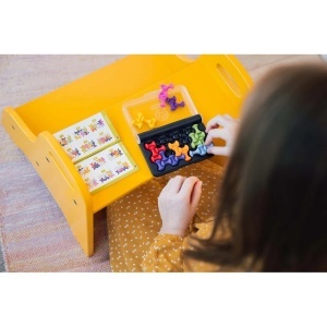Joc de logică IQ Waves de la Smart Games cu piese puzzle colorate și grilă de joc compactă, conceput pentru rezolvarea a 120 de provocări progresive.
