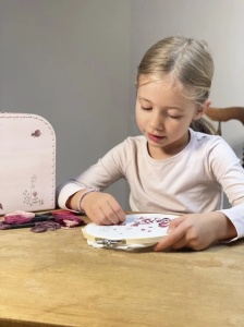 Set creativ Egmont Toys pentru broderie, cu gherghef, pânză din bumbac, ață, ac și accesorii pentru realizarea unei broderii cu flori și buburuze.