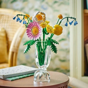 LEGO Botanicals Mic buchet luminos 10347 cu flori pastelate construibile, inclusiv bujor, lalea, gerberă și zambile, pentru decor și relaxare creativă.