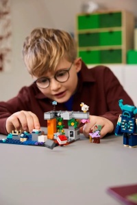 LEGO Minecraft Întâlnirea cu Temnicerul 21274 cu Temnicer construibil, peșteră luxuriantă, diamante și funcții interactive inspirate din jocul Minecraft.