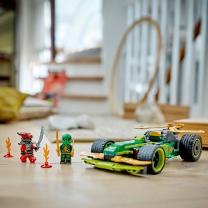 LEGO NINJAGO Mașina de curse cu motor cu arc a lui Lloyd 71828, vehicul ninja cu funcție pull-back, minifigurine și accesorii pentru curse și bătălii spectaculoase.