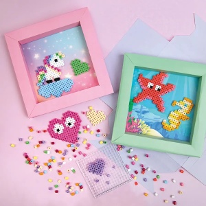Set Playbox pentru mărgele de călcat în ramă, conceput pentru realizarea și expunerea modelelor decorative create din mărgele colorate.