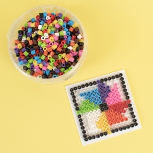 Borcan Playbox cu mărgele tubulare în 10 culori mix, aproximativ 1000 bucăți, ideal pentru proiecte de artizanat și creații DIY.