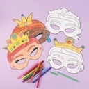 Copii decorând măști de prințesă Playbox cu culori, sclipici și pietricele decorative, dezvoltând creativitatea și imaginația prin joacă.