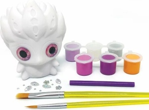 Nebulous Stars Agatha, figurină de pictat și decorat cu vopsele, sclipici și strasuri, pentru copii pasionați de activități creative și personaje fantasy.