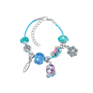 Set creativ Nebulous Stars pentru realizarea brățărilor, conținând brățară metalică reglabilă, brățări cu șnur, pandantive decorative, mărgele colorate și cutie magnetică de depozitare.
