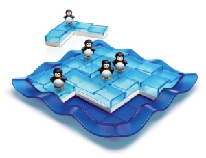 Joc Penguins on Ice SmartGames cu tablă de joc, cinci piese de gheață transformabile și pinguini colorați.