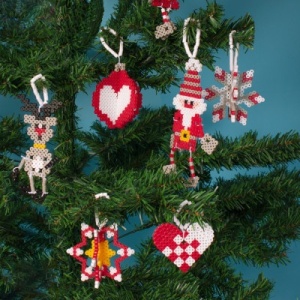 Set complet cu mărgele de călcat – starter kit pentru copii cu planșetă, modele și hârtie de călcat. Activitate creativă ușoară și distractivă. Decorațiune pom de Crăciun.